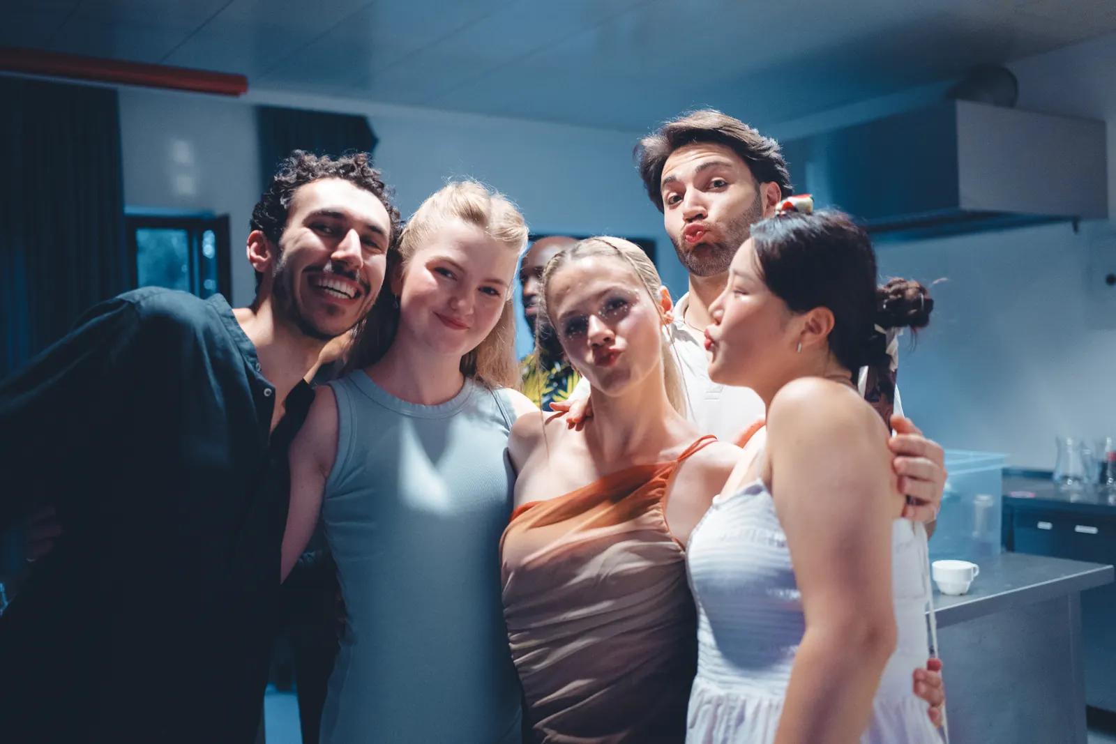 Muzikanten trekken gekke gezichten backstage na een concert